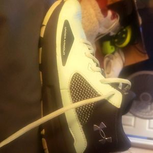 Under Armour Teal and Black Size 4 Y